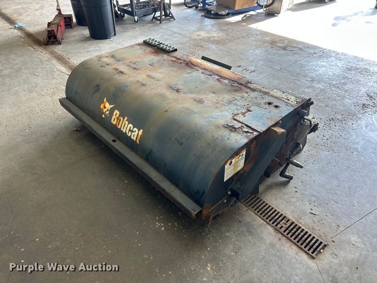 2016 Bobcat 72 Sweeper skid steer sweeper - FC2740