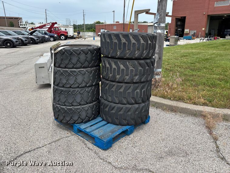 (8) skid steer tires - FC4720