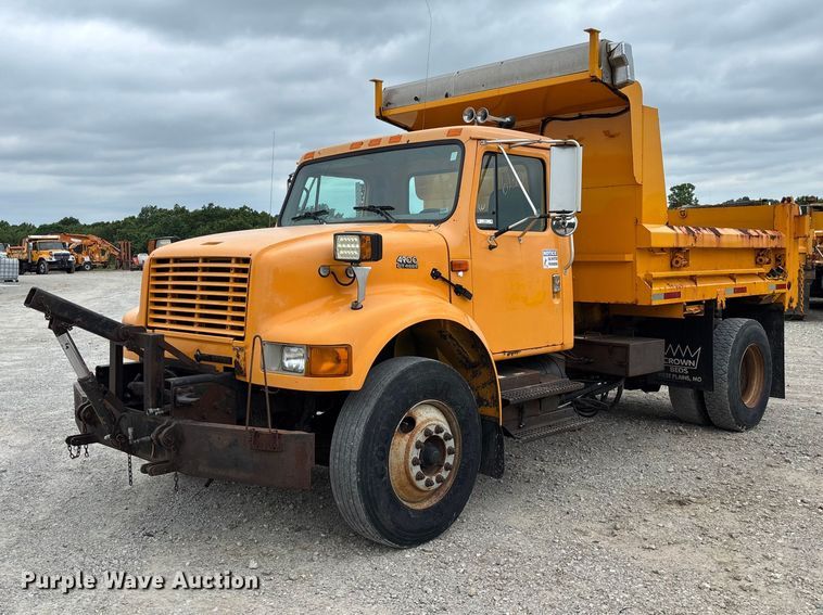 2001 International 4900 dump truck - FC5816