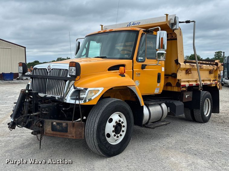 2005 International 7400 dump truck - FC5818