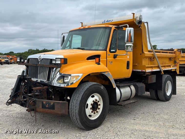 2005 International 7400 dump truck - FC5819