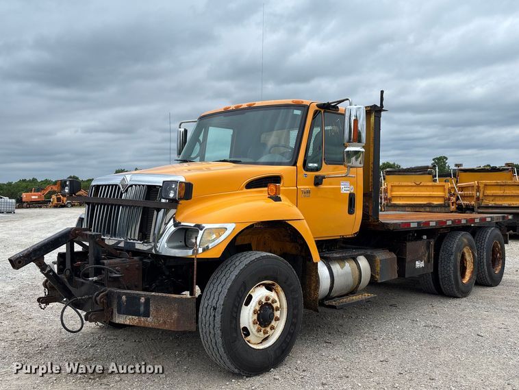2006 International 7400 flatbed truck - FC5820