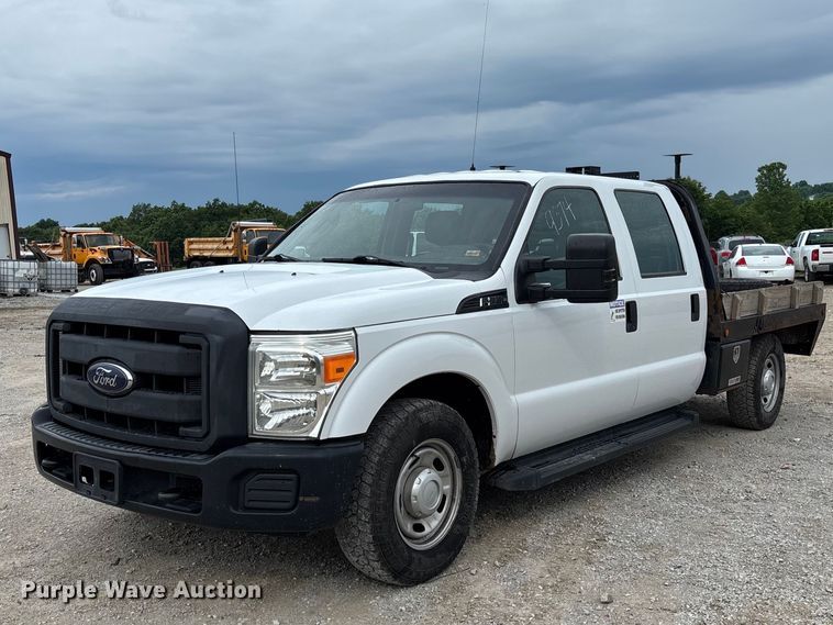2016 Ford F250 Super Duty Crew Cab flatbed pickup truck - FC5842