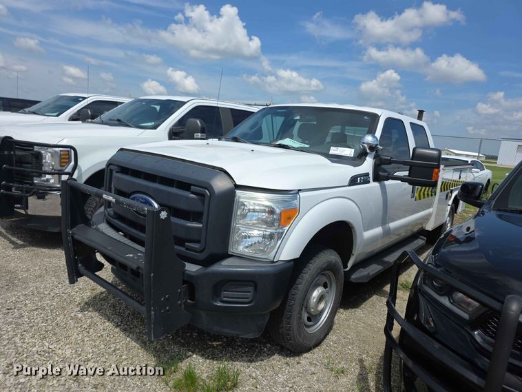2016 Ford F250 Super Duty Crew Cab utility bed pickup truck - FH6157