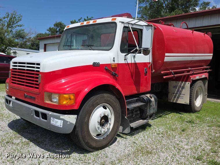 1996 International 4700 tank truck - FH6169
