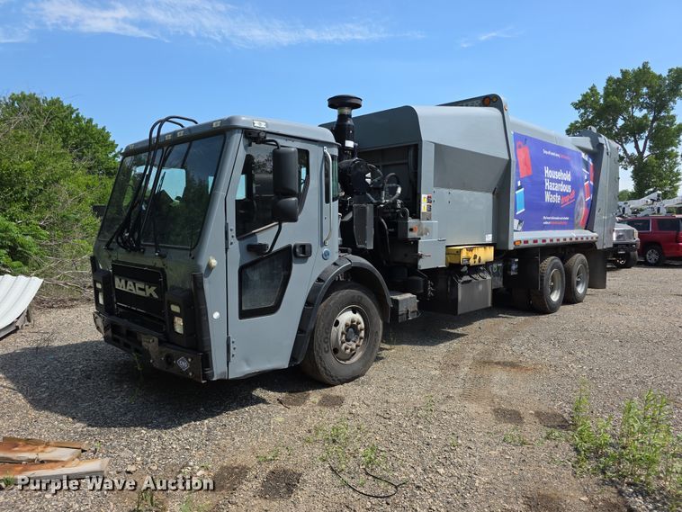 2019 Mack LR64E refuse truck - FI0953