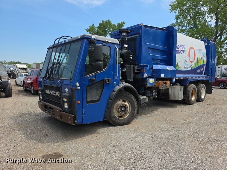 2017 Mack LR633 refuse truck - FI0990