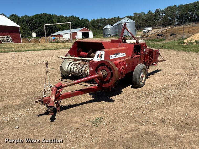 International Harvester 47 small square baler - DO5253