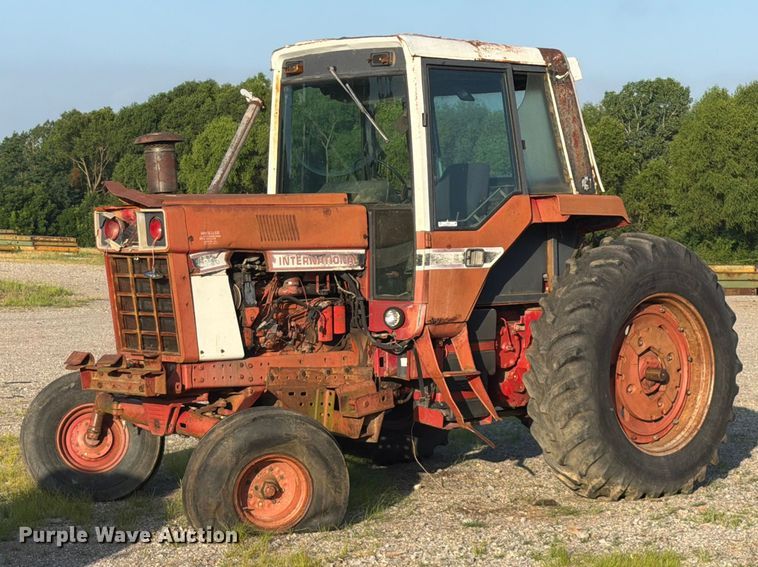International F-986 tractor - EQ8001