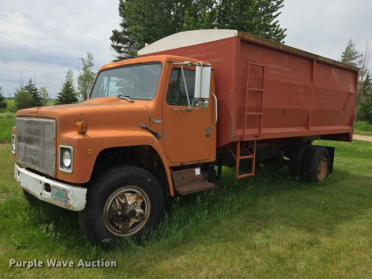 1981 International 1854 grain truck - ER1683