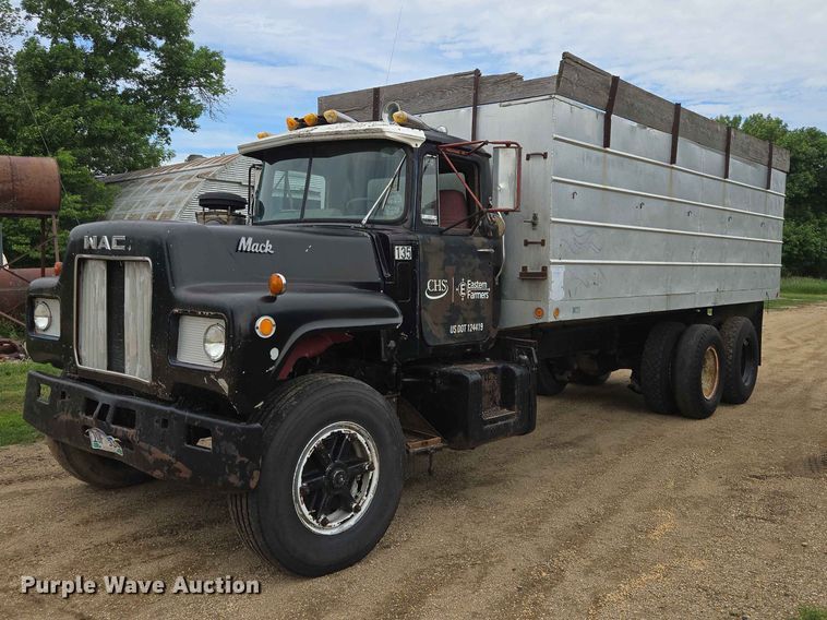1975 Mack R68 grain truck - ER1685