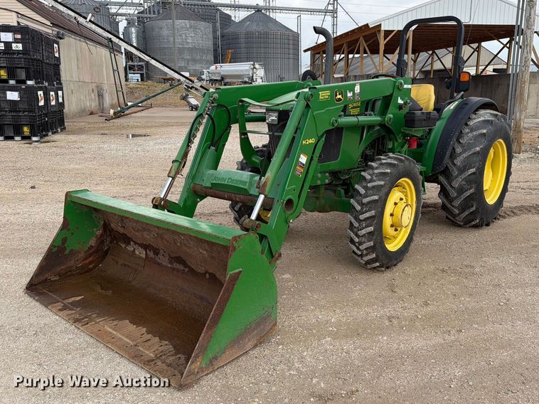 2017 John Deere 5065E MFWD tractor - ER3031