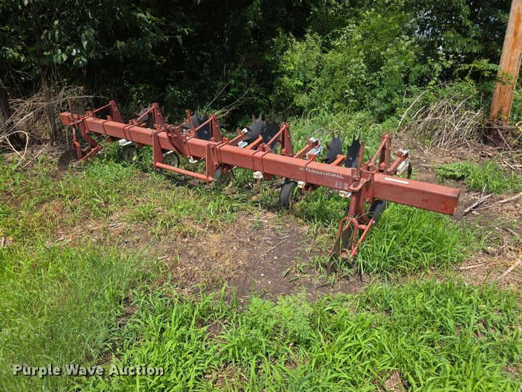 International 153 row crop cultivator - EV2173