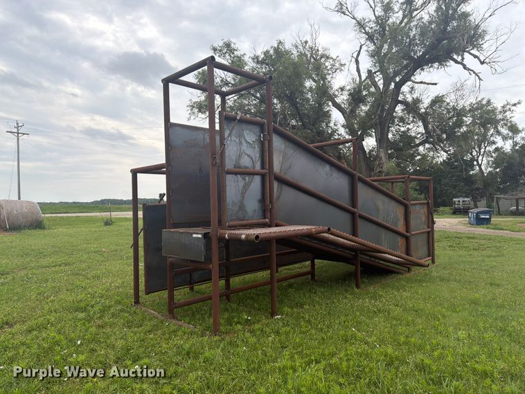 Shop built livestock loading chute - EW4790
