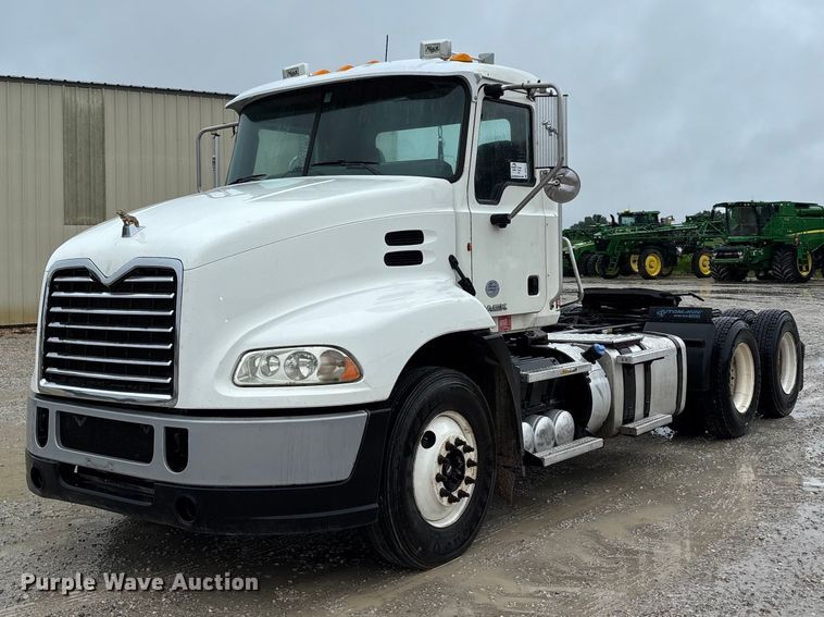 2014 Mack CXU613 semi truck - DV4373