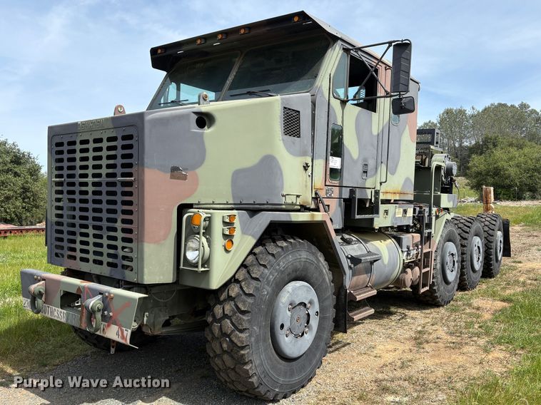 1994 Oshkosh M1070 semi truck - EC8321
