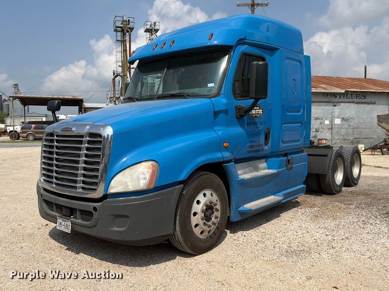 2015 Freightliner Cascadia semi truck - ED5303