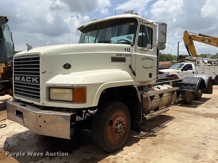 mack　3枚売り Mack CL733 Truck Tractor For Sale | Purple Wave Auction