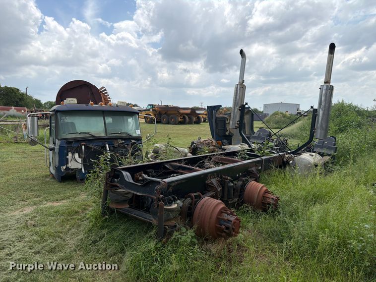2003 Mack CL700 truck cab and chassis - ED5315