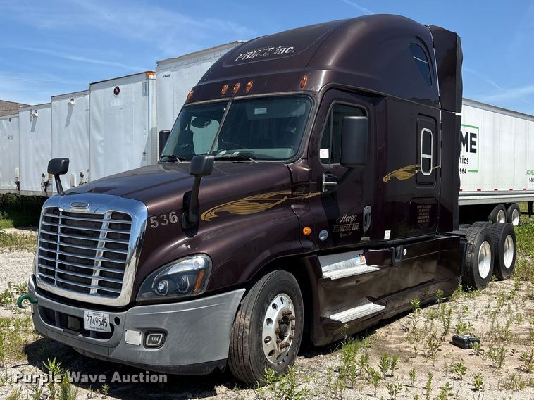 2014 Freightliner Cascadia semi truck - EF1229