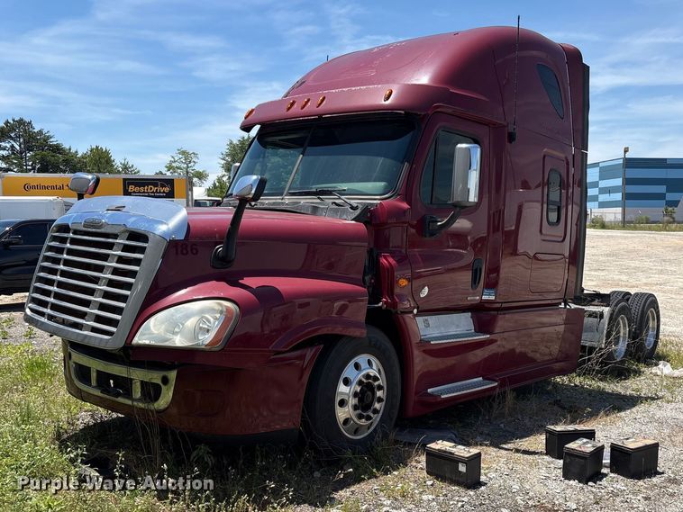 2012 Freightliner Cascadia semi truck - EF1230