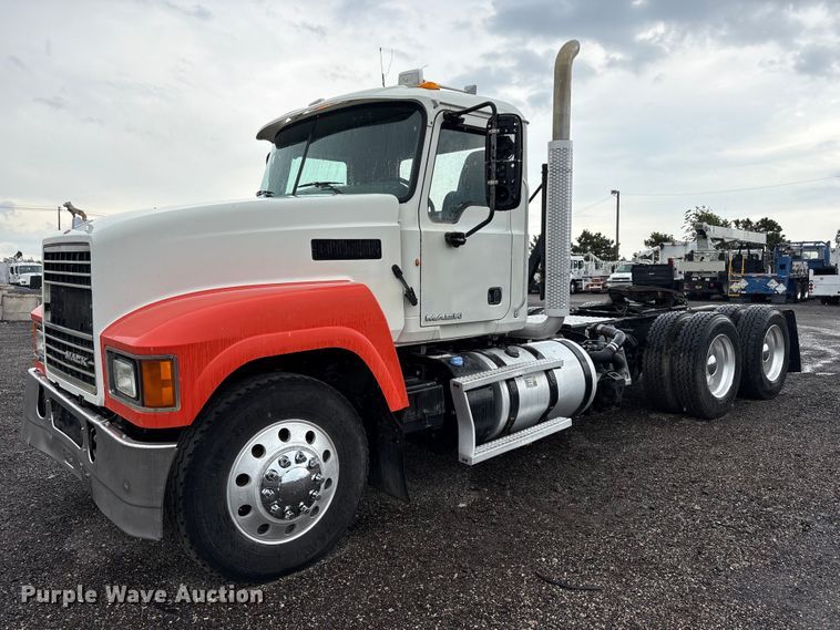 2013 Mack Pinnacle semi truck - EG9128