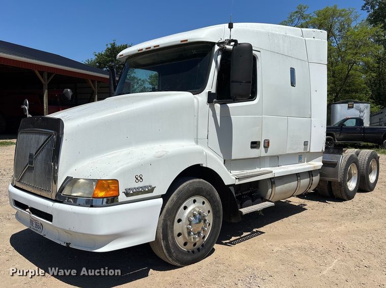 1998 Volvo VN semi truck - EM5110