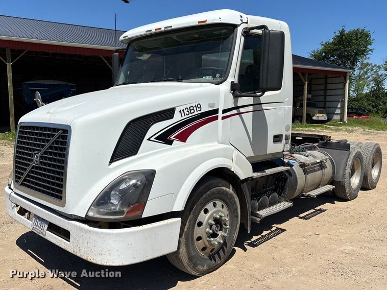 2011 Volvo VNL semi truck - EM5112