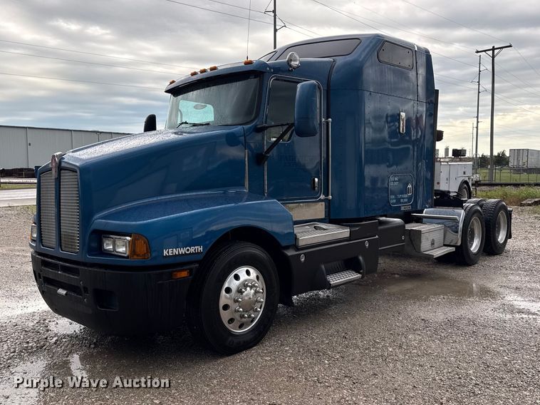 2007 Kenworth T600 semi truck - EN0325