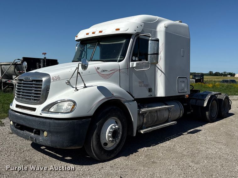 2007 Freightliner Columbia semi truck - EN0419