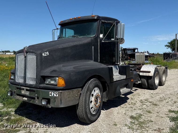 1993 Kenworth semi truck - EN0421