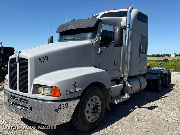 1999 Kenworth T800 semi truck - EN0423