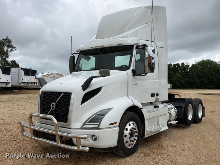 2020 Volvo VNR semi truck - ER3005