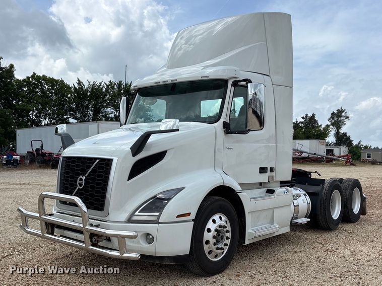 2020 Volvo VNR semi truck - ER3016