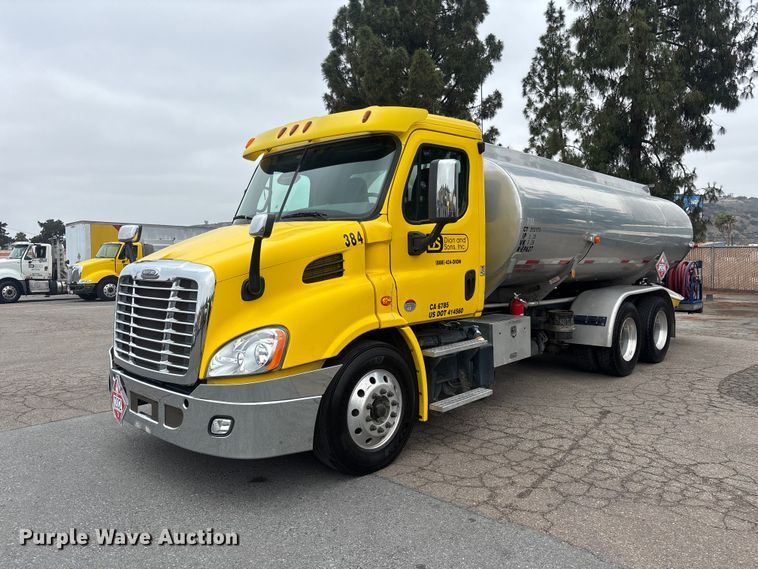 2012 Freightliner Cascadia fuel truck - ER7644