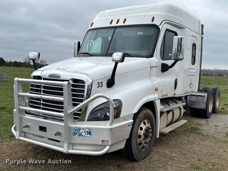 2017 Freightliner Cascadia 125  semi truck - ES5959