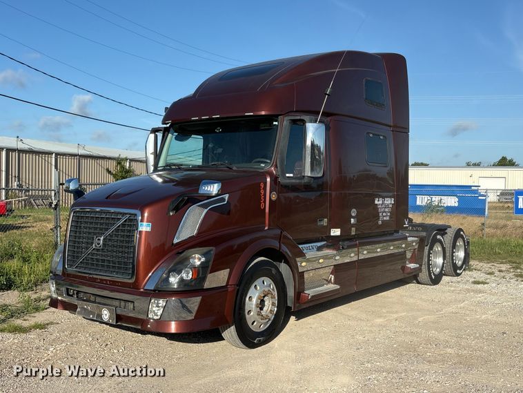 2013 Volvo VNL semi truck - EU5701