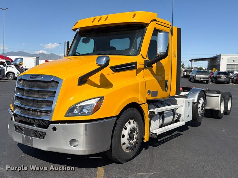 2021 Freightliner Cascadia semi truck - EU8696