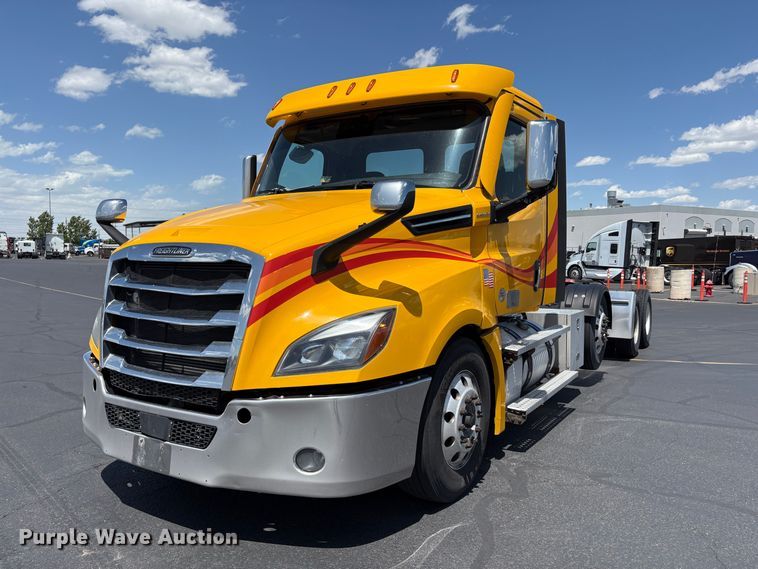 2021 Freightliner Cascadia semi truck - EU8698