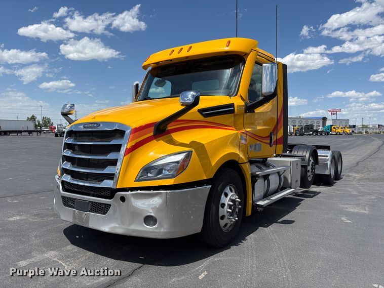 2022 Freightliner Cascadia semi truck - EU8700