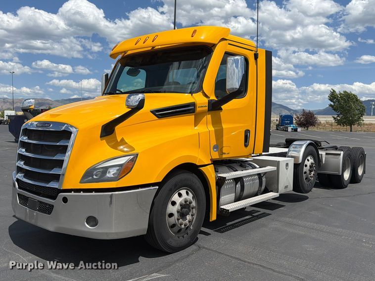 2021 Freightliner Cascadia semi truck - EU8701