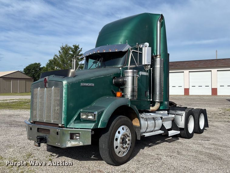 2003 Kenworth T800 semi truck - FC1632