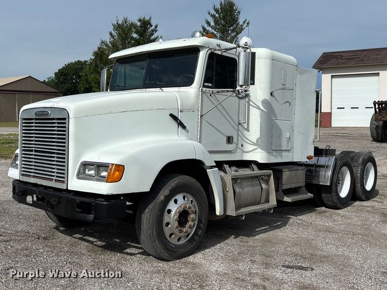 2001 Freightliner FLD112 semi truck - FC1633