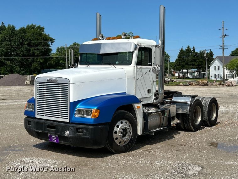 2000 Freightliner FLD semi truck - FC2704
