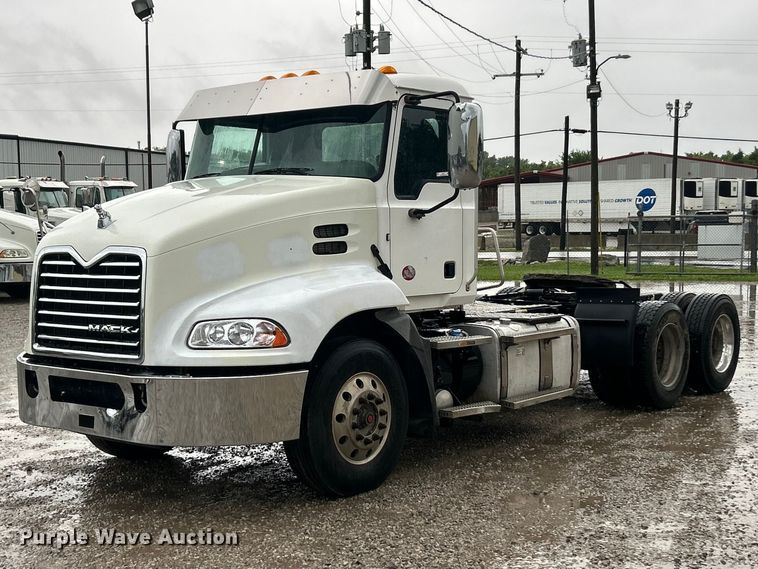 2017 Mack CXU613 semi truck - FC2746