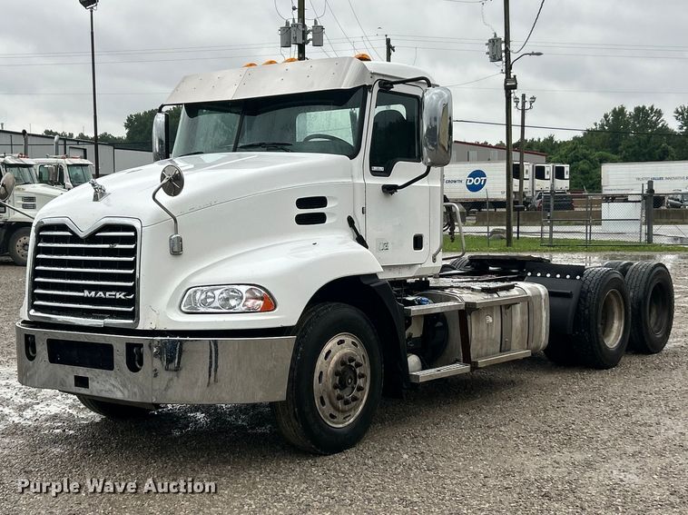 2017 Mack CXU613 semi truck - FC2747