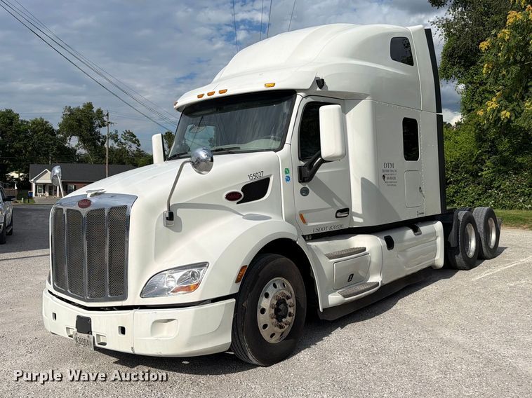 2020 Peterbilt 579 semi truck - FC3139