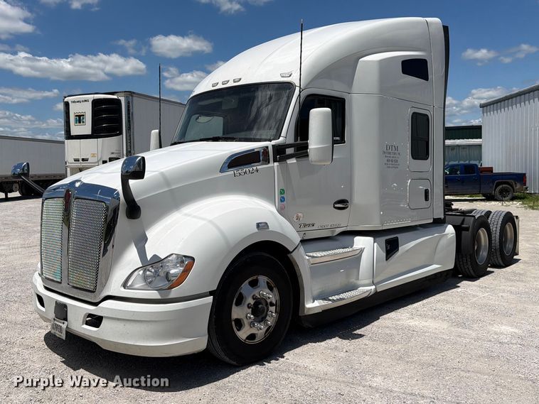 2021 Kenworth T680 semi truck - FC3143