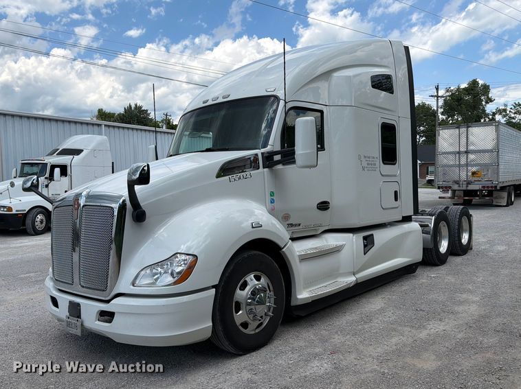2020 Kenworth T680 semi truck - FC3145