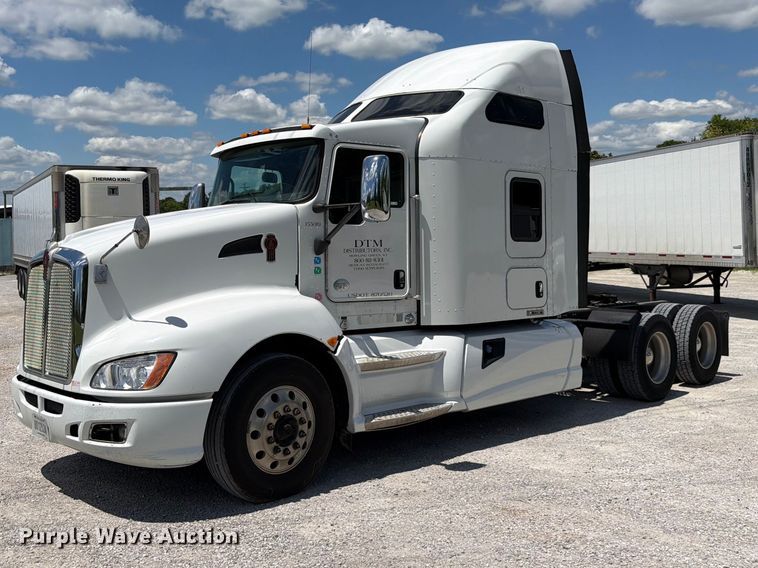 2014 Kenworth T660 semi truck - FC3147
